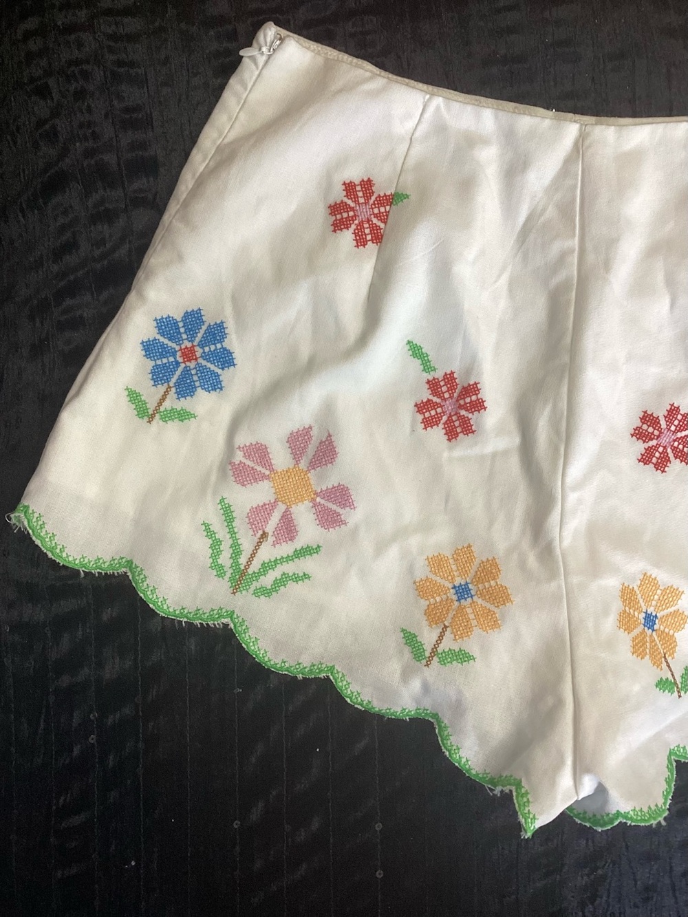 NWOT Amable by Mable White High-Waist Embroidered Floral Scallop-Hem Shorts M - Picture 8 of 12